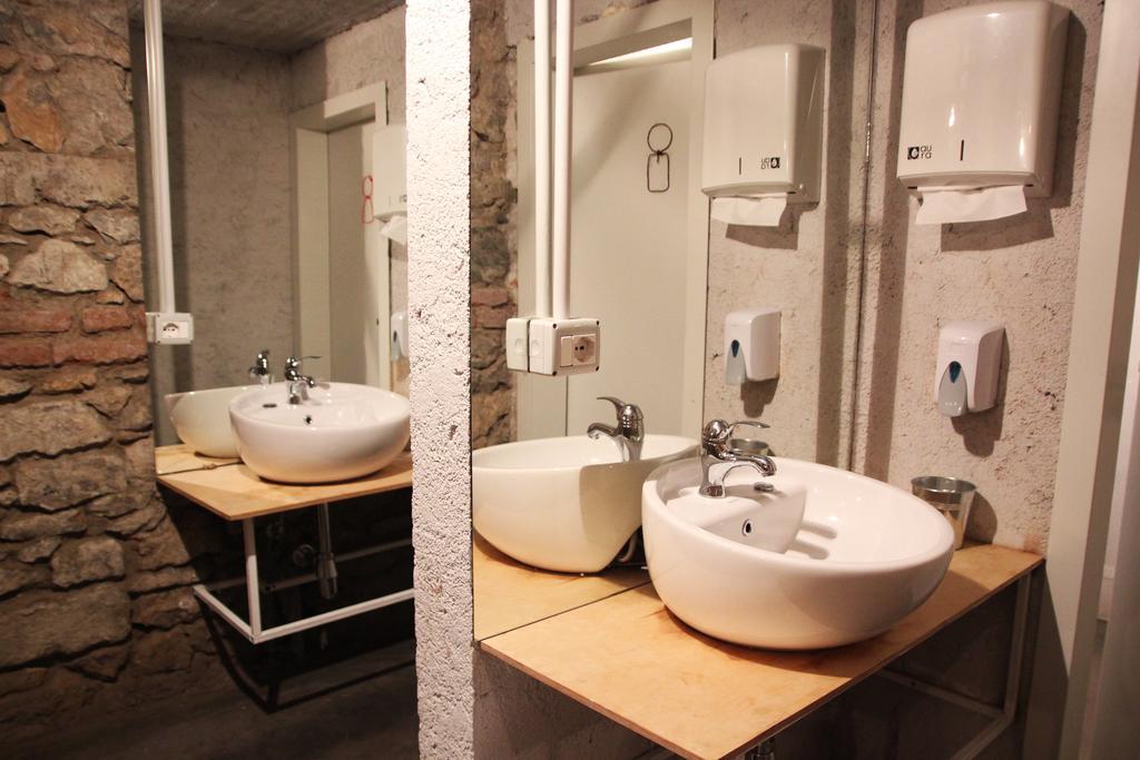 Destil Hostel Tirana Exterior photo